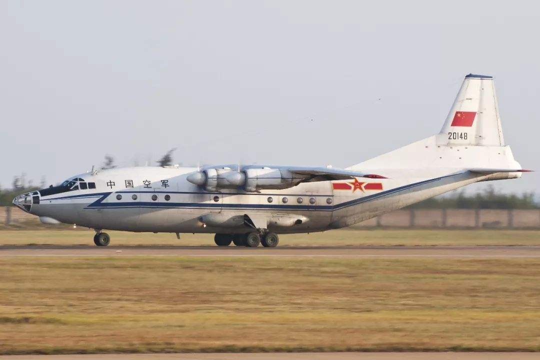 運(yùn)-8運(yùn)輸機(jī)用的8號(hào)潤(rùn)滑油和20潤(rùn)滑油的混合物