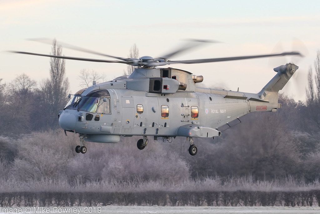 正在起飛的恢背隼直升機